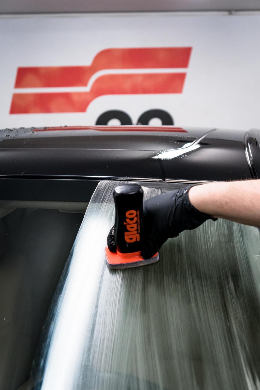 Voorbereiding van autoruit voor Glaco coating met Soft99 Compound