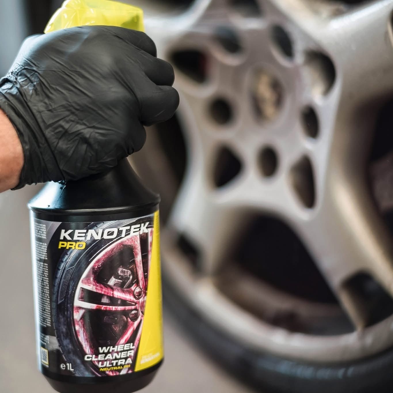 Kenotek Pro Wheel Cleaner Ultra aangebracht op een autovelg