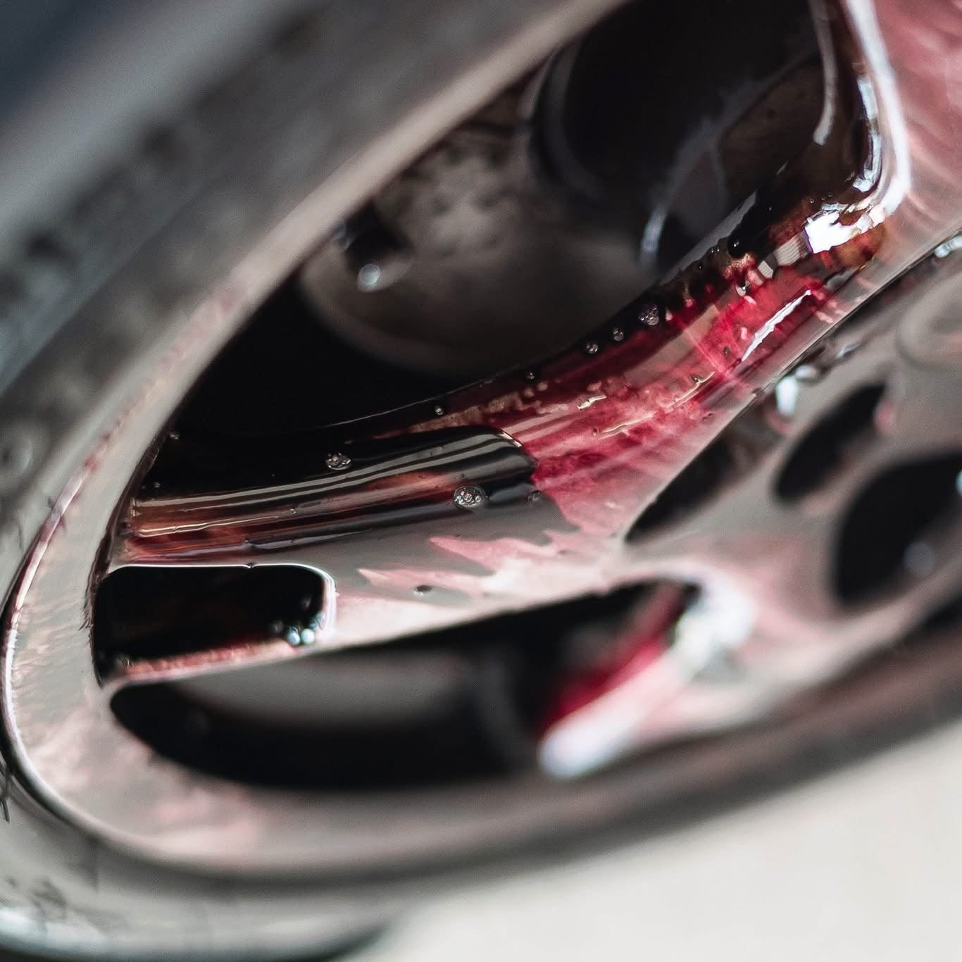 Kleurreactie van Kenotek Pro Wheel Cleaner Ultra op remstof