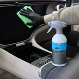 Koch-Chemie Allround Surface Cleaner tijdens het reinigen van een auto-interieur