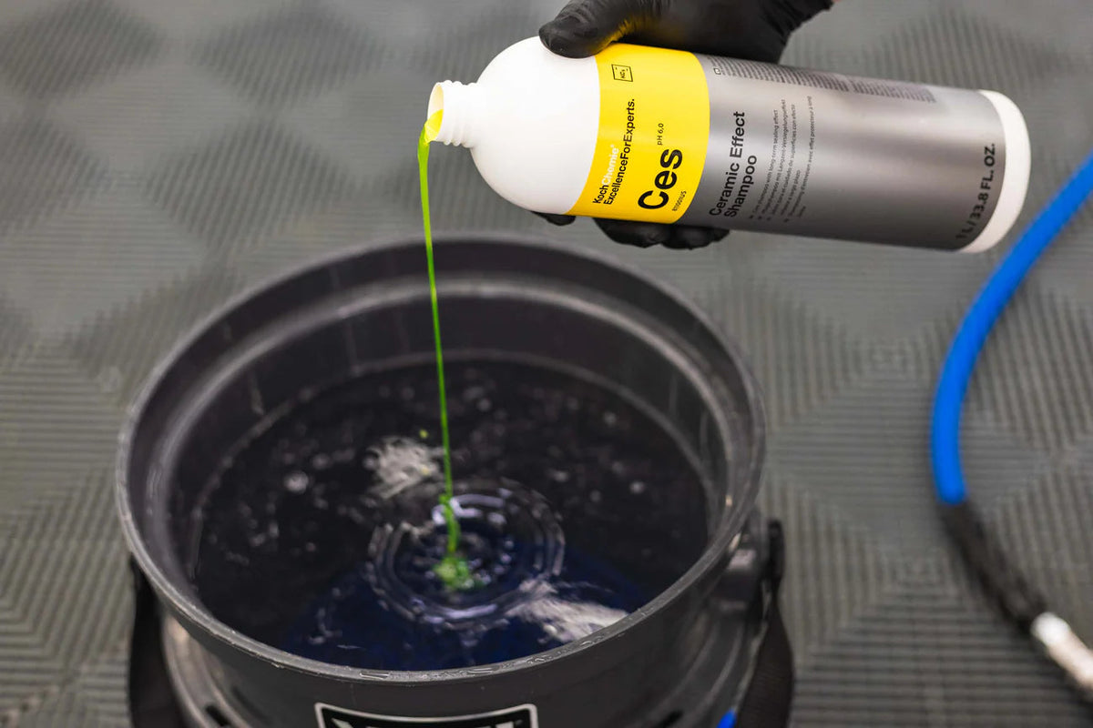 Koch-Chemie Ceramic Effect Shampoo tijdens het doseren voor een wasbeurt