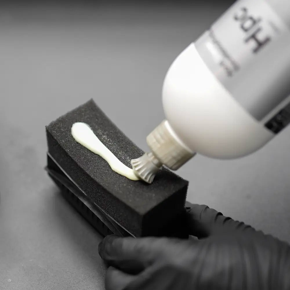 Koch-Chemie Hydro Plast Care tijdens het aanbrengen op een applicator