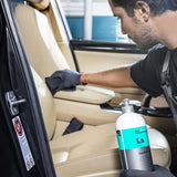 Koch-Chemie Leather Star tijdens het verzorgen van een lederen autostoel