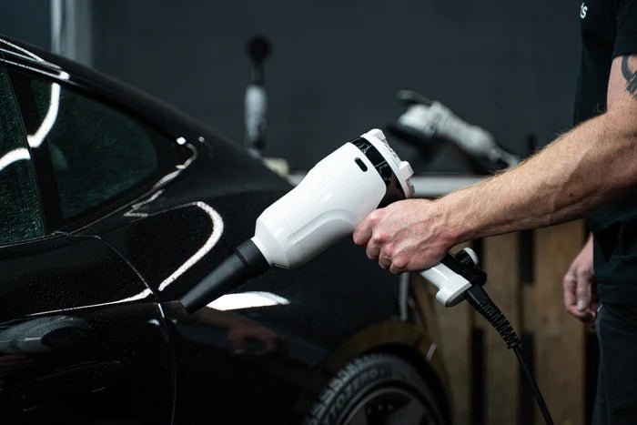 Liquid Elements Turbo Dry Blower tijdens het drogen van een auto