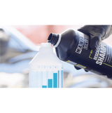 Maniac Line Descale Foam Shampoo tijdens het doseren voor een wasbeurt