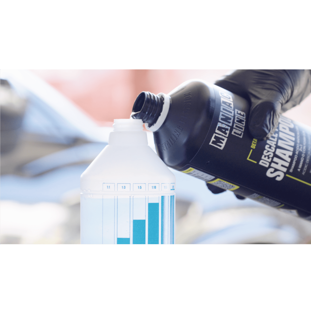 Maniac Line Descale Foam Shampoo tijdens het doseren voor een wasbeurt