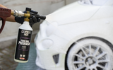 Maniac Line Foam Gun Prewash tijdens het foamen van een auto