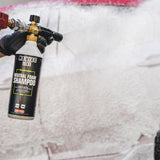 Maniac Line Neutral Foam Shampoo tijdens het foamen van een auto