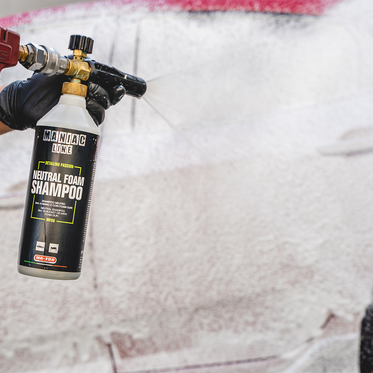 Maniac Line Neutral Foam Shampoo tijdens het foamen van een auto
