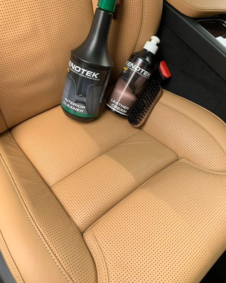 Kenotek Interior Cleaner toegepast op auto-interieur