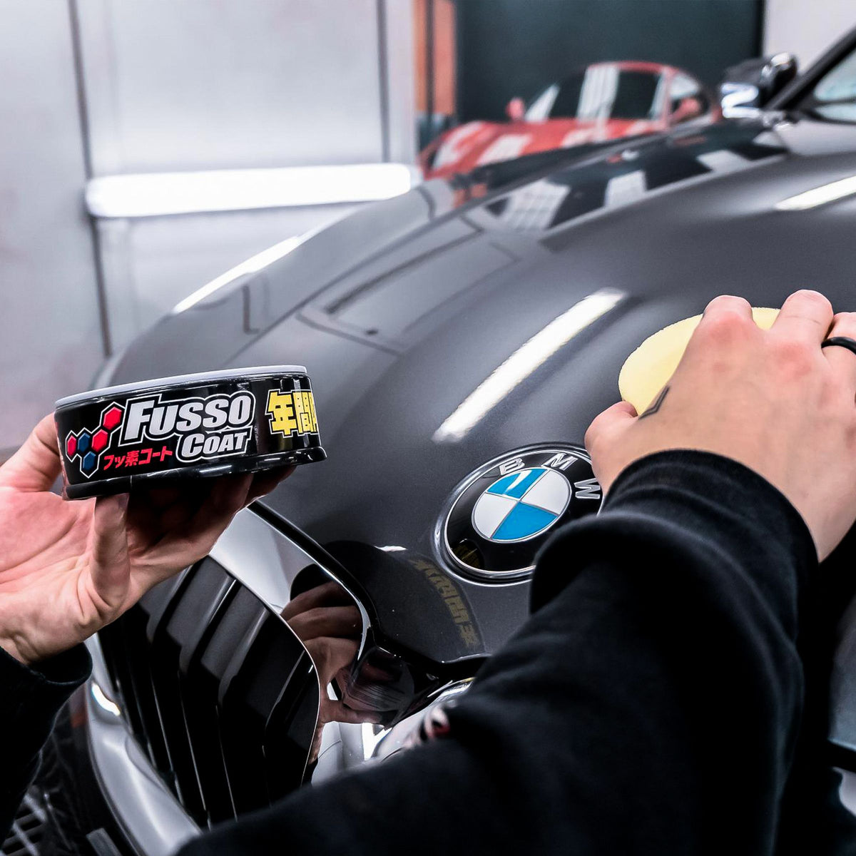 Soft99 Fusso Coat Dark actiebeeld op autolak