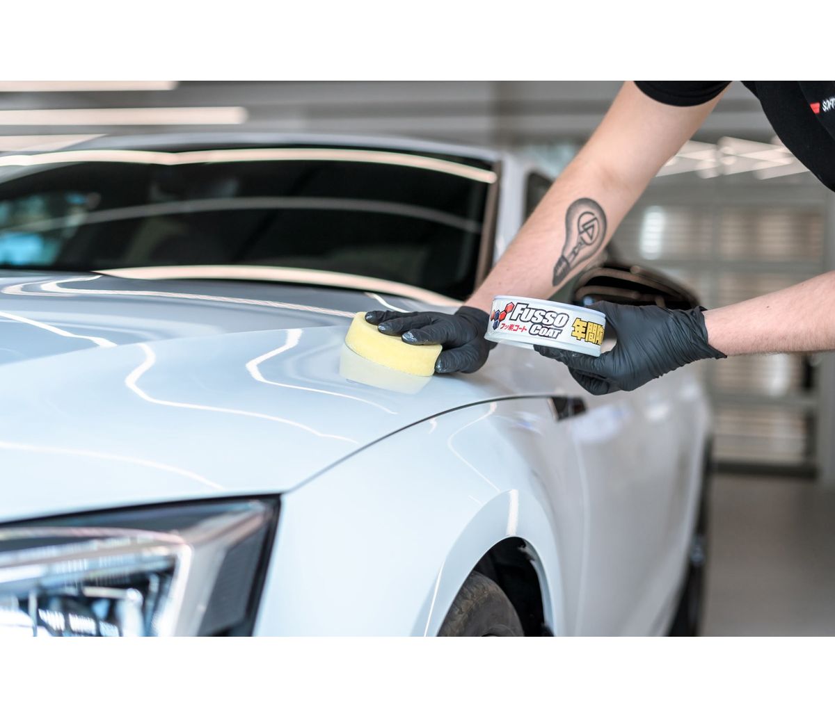 Soft99 Fusso Coat Light actiebeeld op autolak