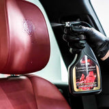 Soft99 Luxury Leather actiebeeld op leren autostoel