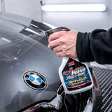 Soft99 Fusso Coat Speed & Barrier actiebeeld op motorkap