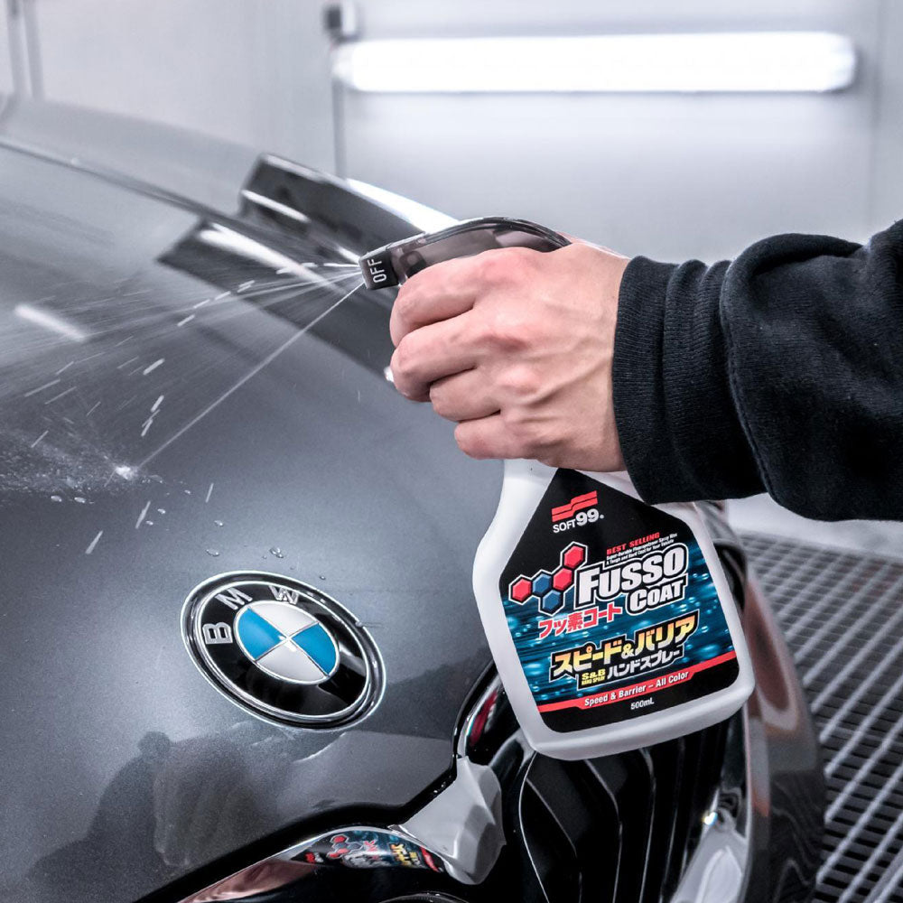 Soft99 Fusso Coat Speed & Barrier actiebeeld op motorkap