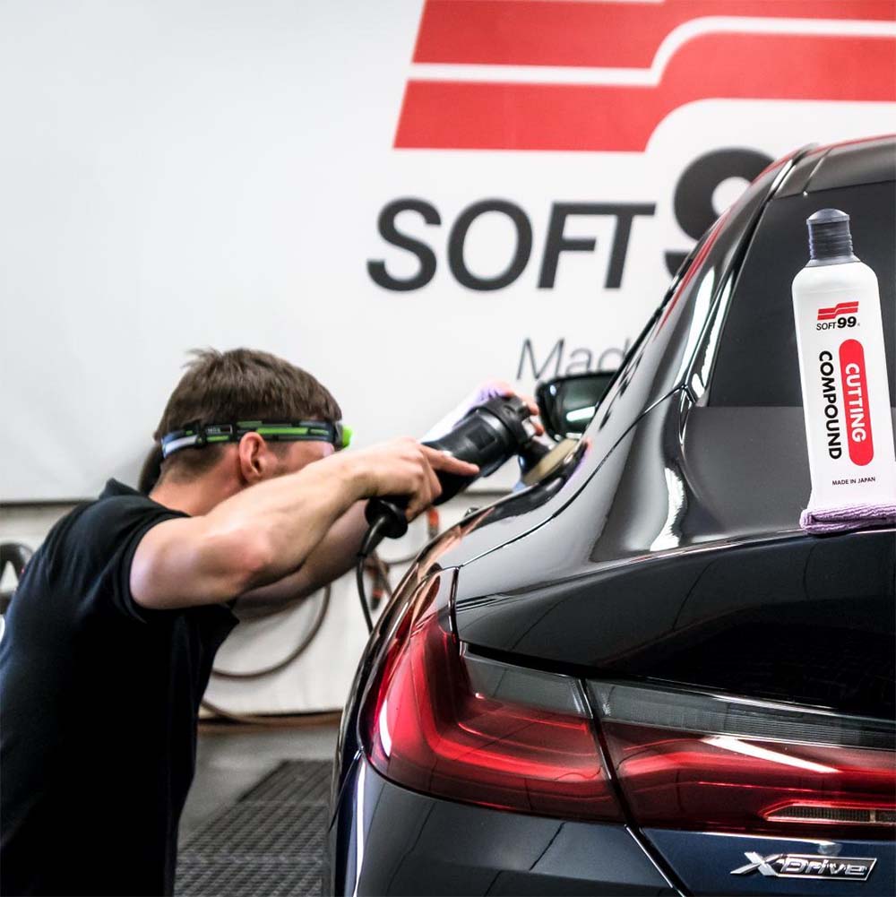 Soft99 Cutting Compound actiebeeld tijdens polijsten