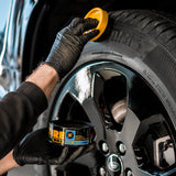 Soft99 Tire Black Wax actiebeeld op band