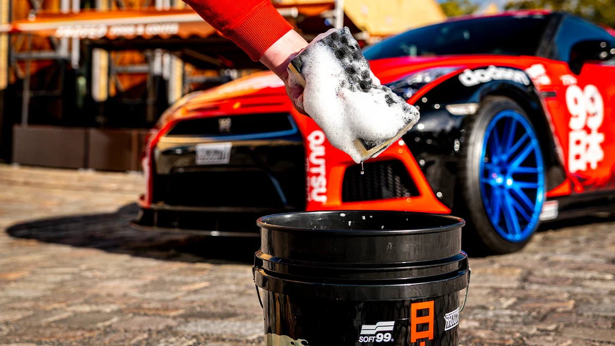 Soft99 Bucket Set actiebeeld tijdens autowassen