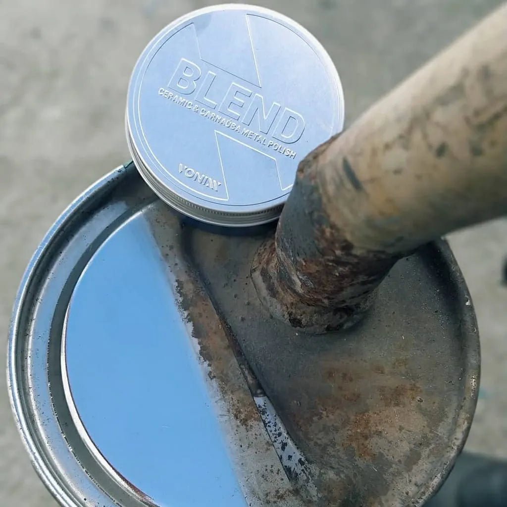 Voor en na resultaat van Vonixx Blend Metal Polish op metaal