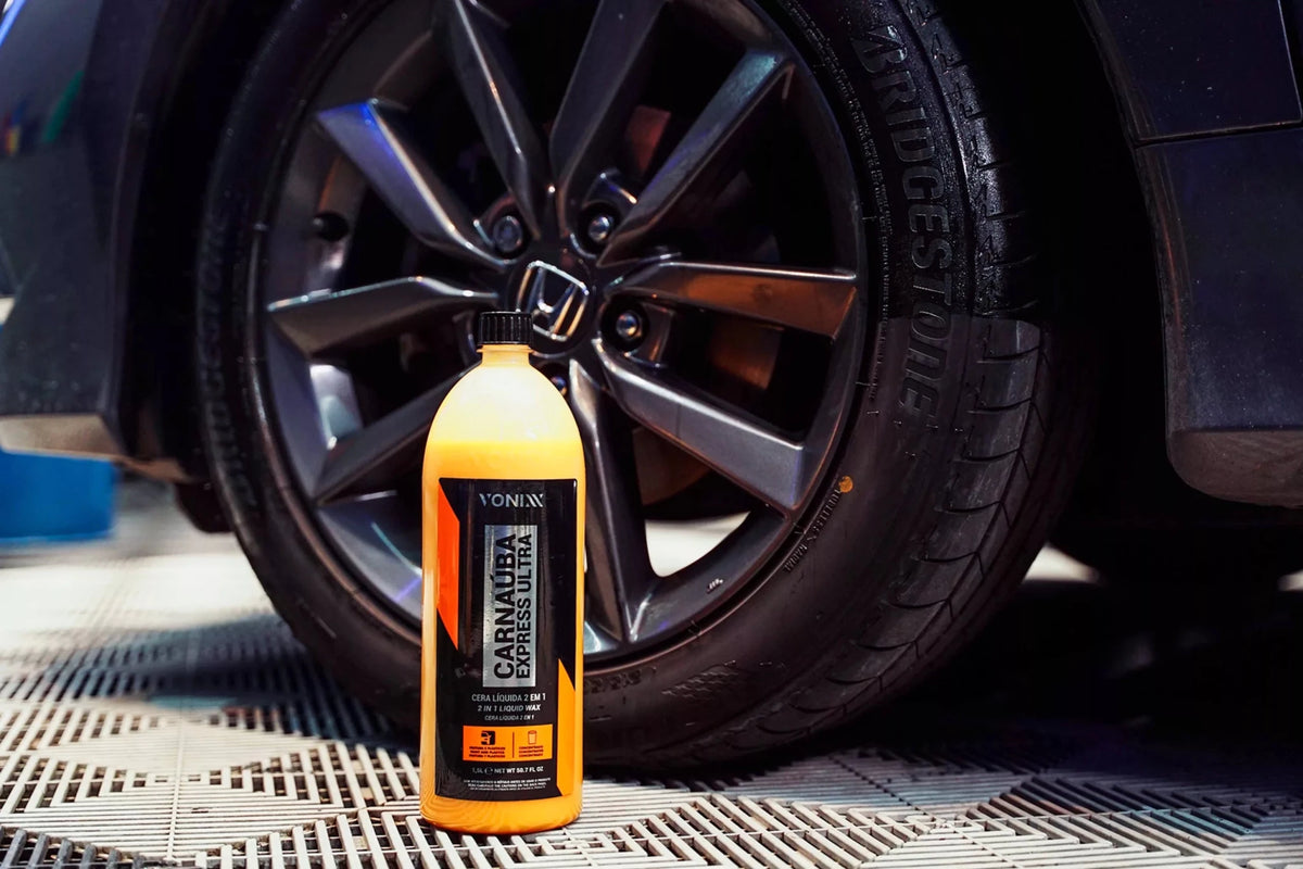 Uitpoetsen von Vonixx Carnauba Express Ultra mit Mikrofasertuch