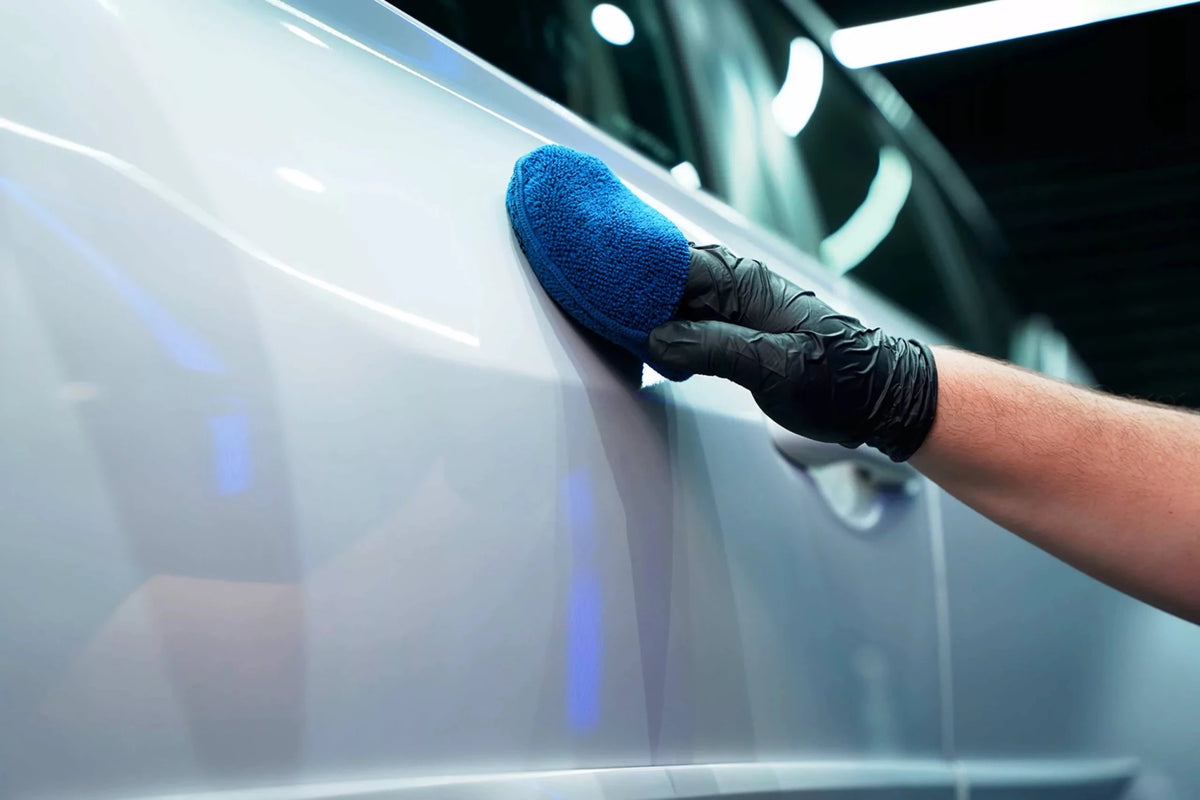 Vonixx Carnauba Plus tijdens het reinigen en beschermen van autolak