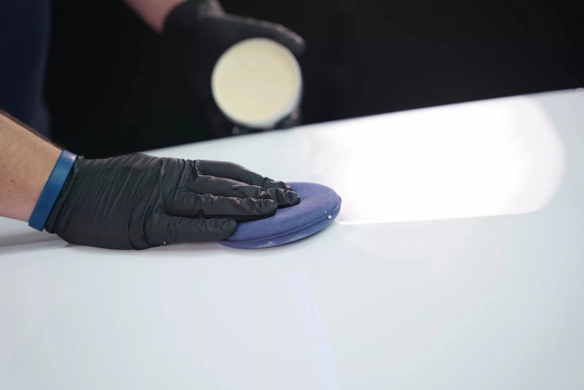 Dunne waxlaag van Vonixx Native Paste Wax op de lak