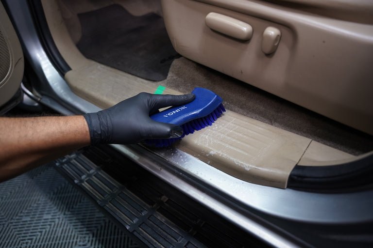 Vonixx Sintra Pro tijdens het reinigen van een auto-interieur