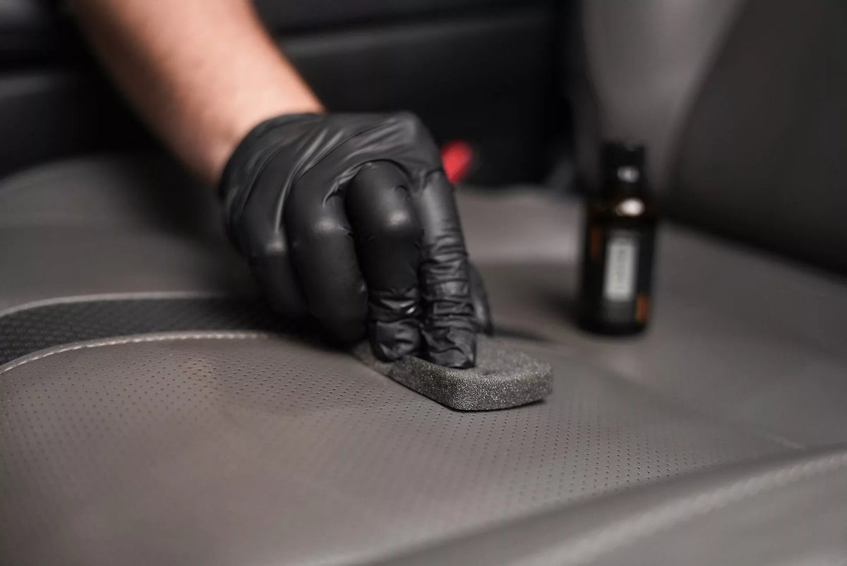 Vonixx V-Leather Pro tijdens behandeling van leren bekleding