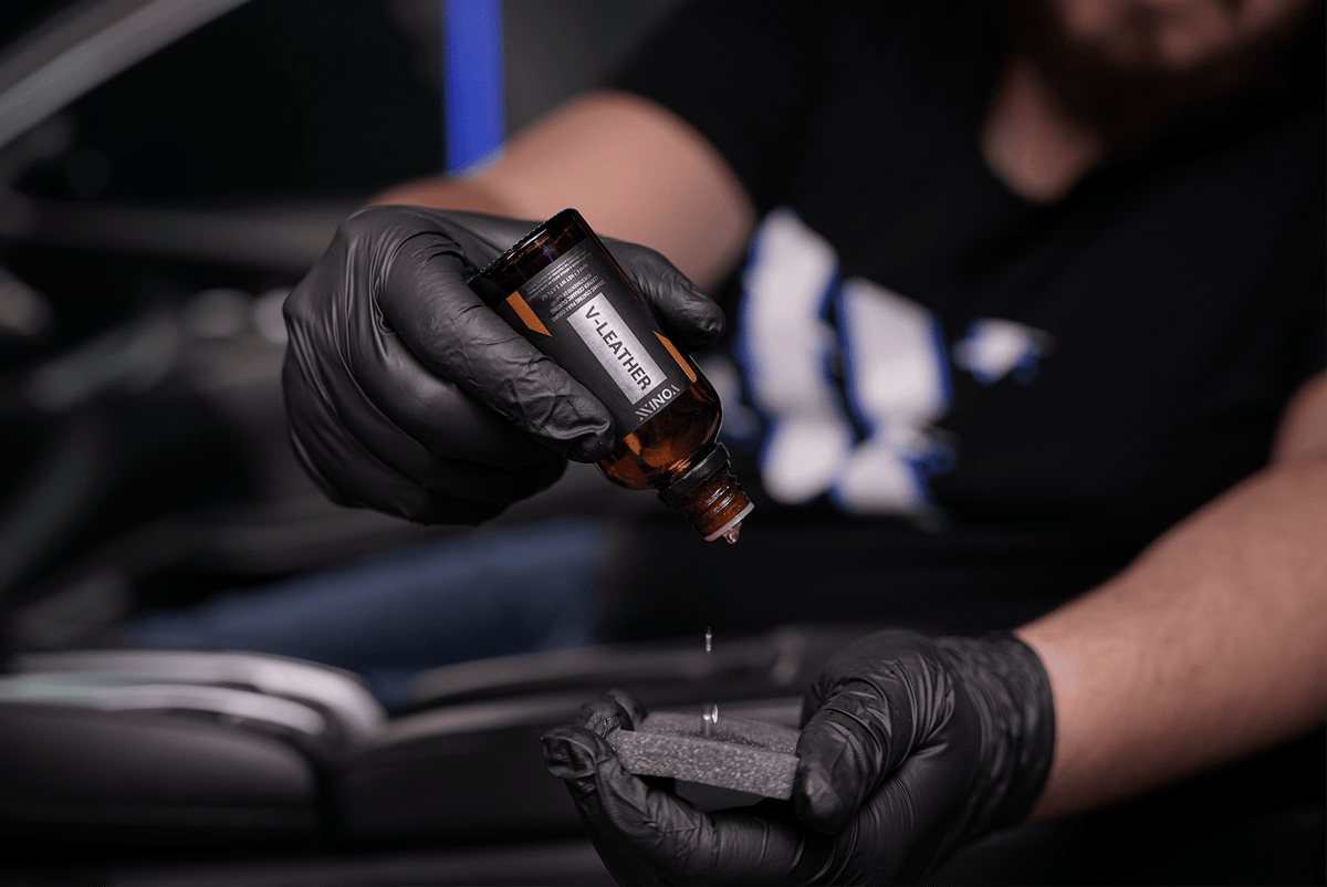 Resultaat van Vonixx V-Leather Pro leercoating op een auto-interieur