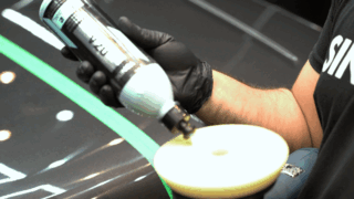 Demonstratie van Vonixx V20 medium-cut polijstpasta op autolak