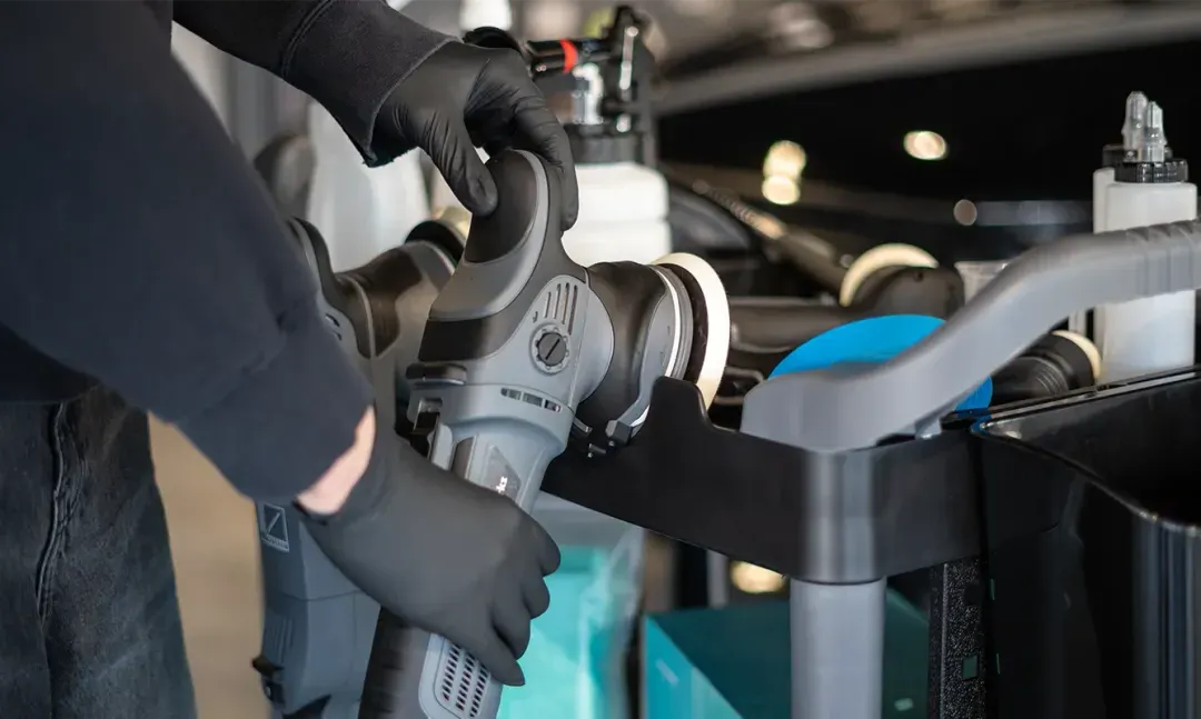 ChemicalWorkz polijstmachine en accessoires worden tijdens lakcorrectie gebruikt