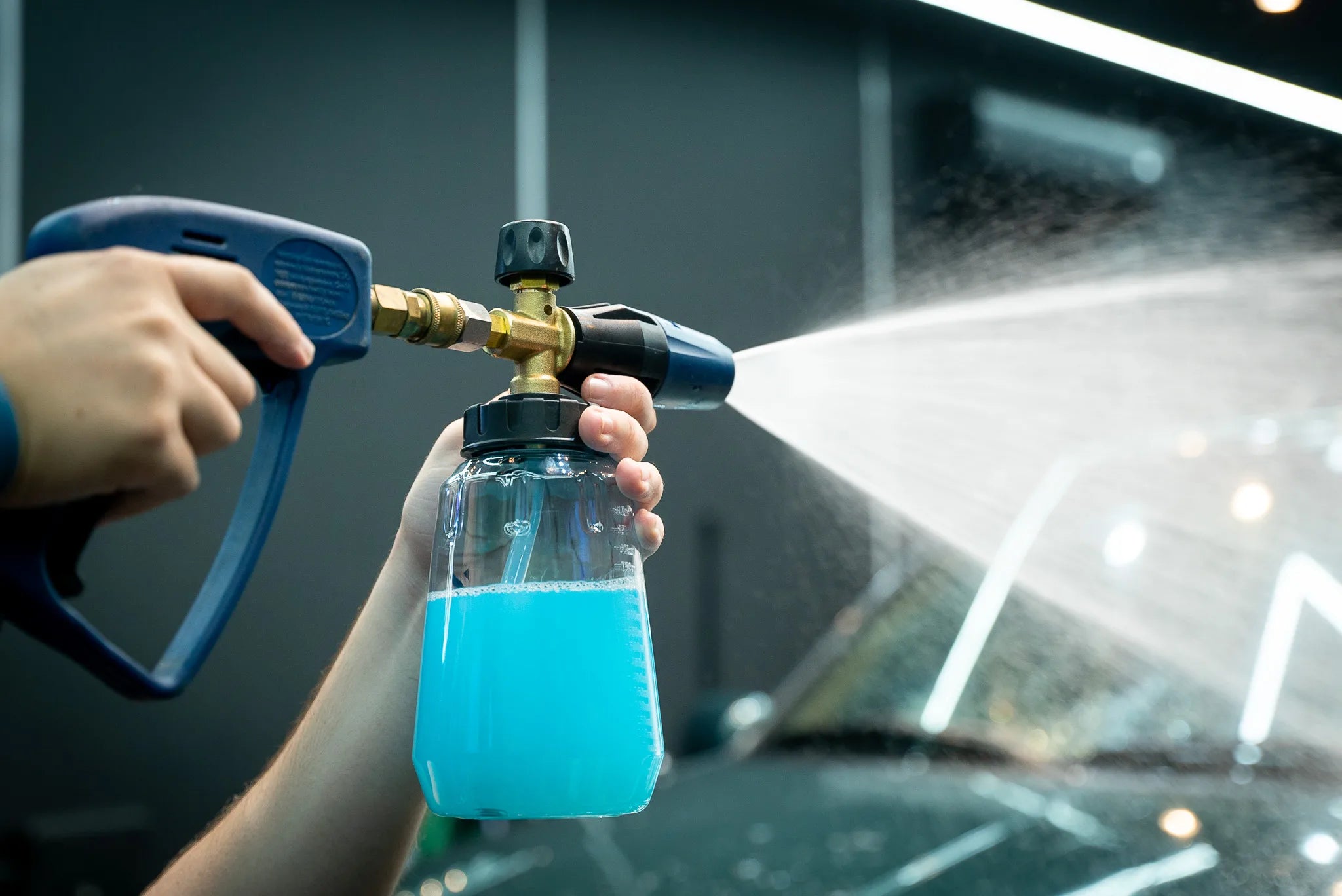 Vonixx snowfoam wordt aangebracht op een auto